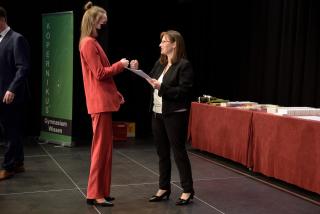 Corinna Stoll überreicht Dorothea Ankerstein das Abiturzeugnis